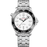 Quadrante bianco opaco in ceramica con motivo a onde incise al laser e scritta Seamaster rossa dell’Omega Seamaster Diver 300M 42 mm modello 210.30.42.20.04.001 America’s Cup Edition.
